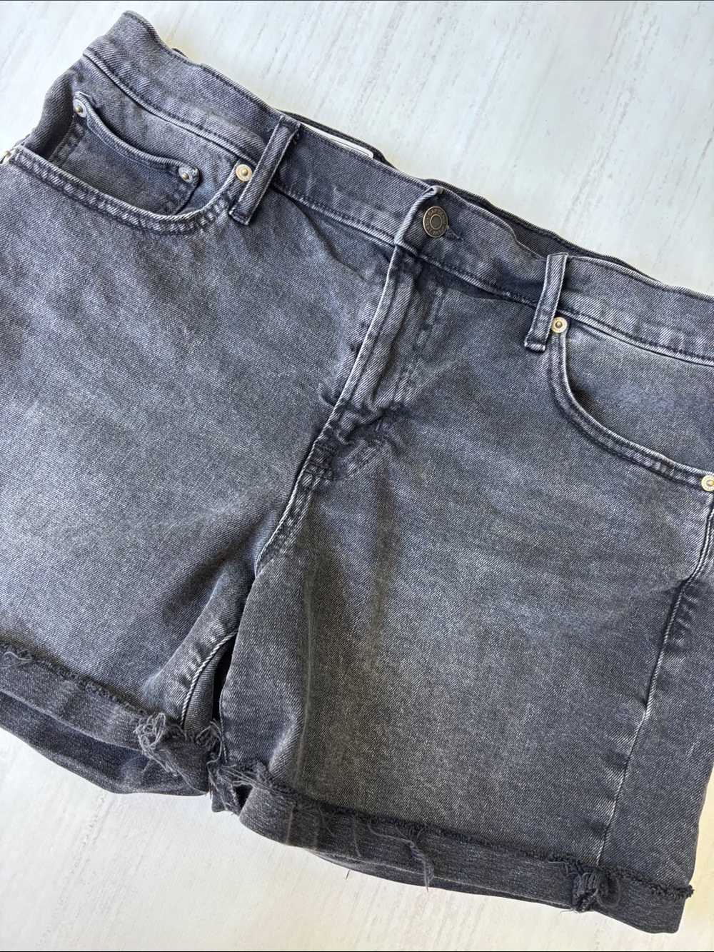 Women’s Black Gap Mid Rise Denim Jean Shorts Size 31 With 5” Inseam Exc Cond - Picture 1 of 17